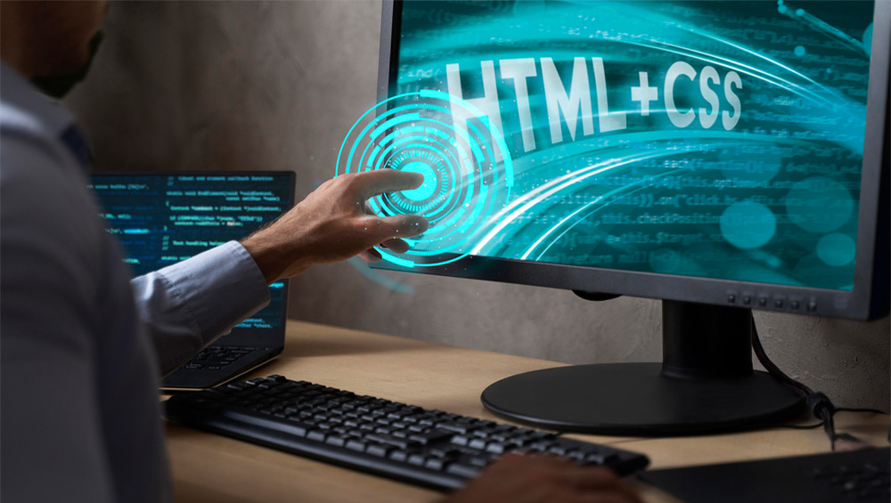 شخصی در حال ورود به دنیای یادگیری HTML و CSS